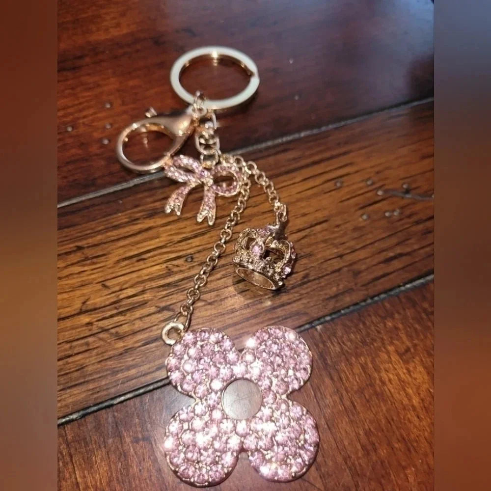 Bag Charm of Pink Clover, crown, and bow - Picture 4 of 4